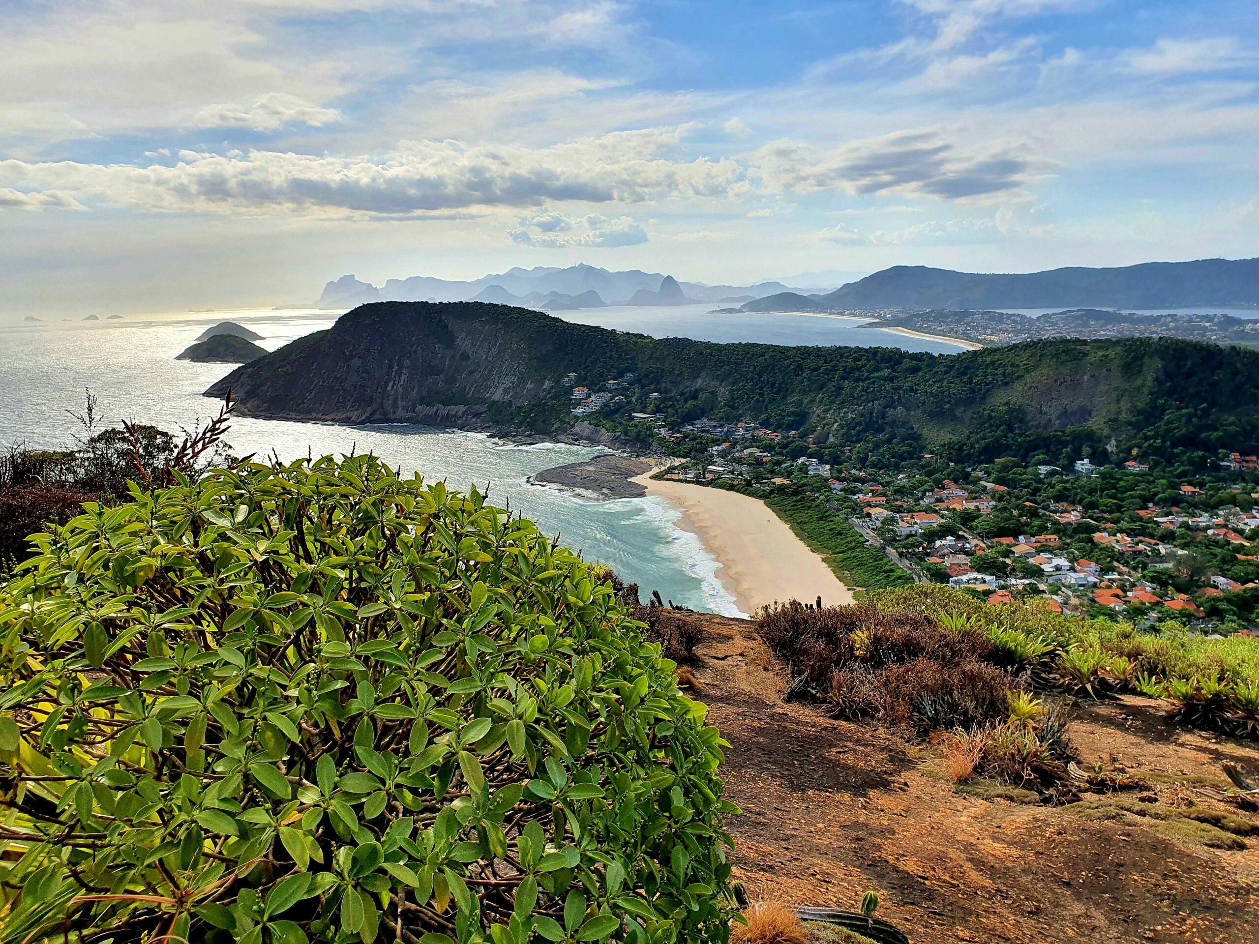 Destinos de surfe imperdíveis: 5 spots perto do Rio